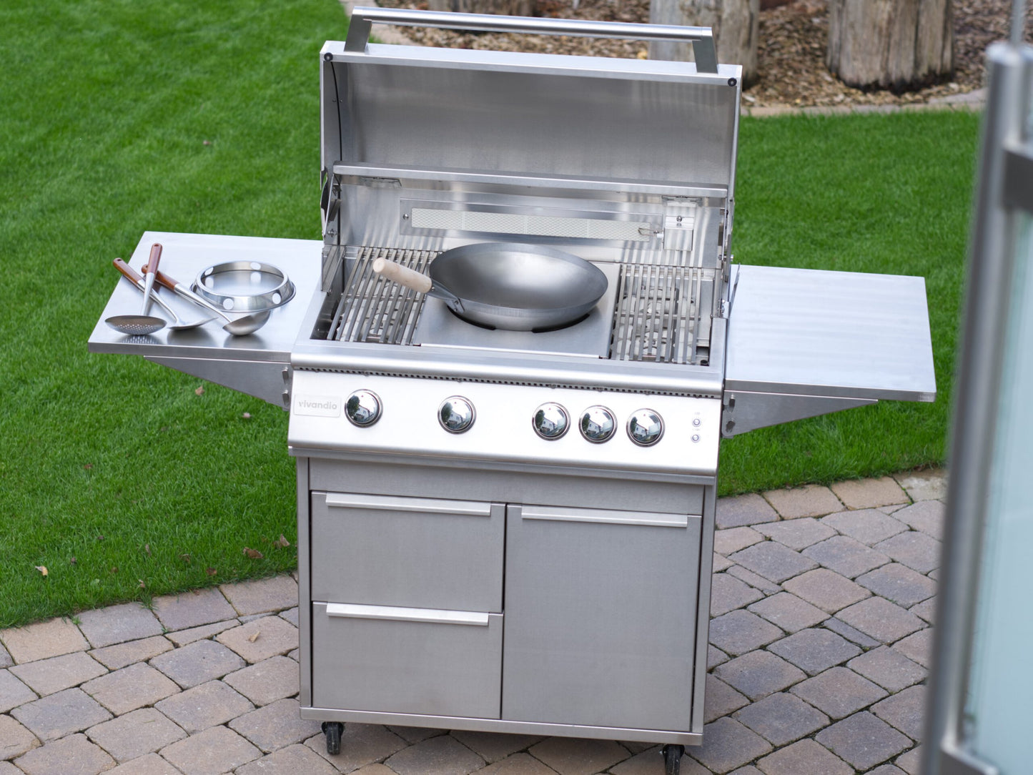 Vivandio FyreX gasgrill i rustfrit stål: med skabe, hjul og sideborde