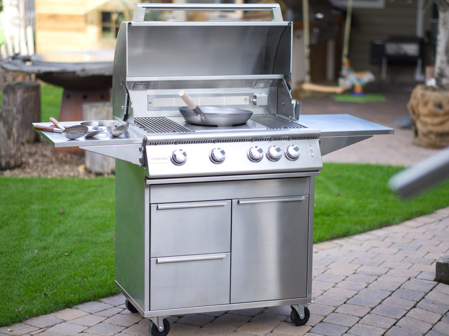 Vivandio FyreX gasgrill i rustfrit stål: med skabe, hjul og sideborde