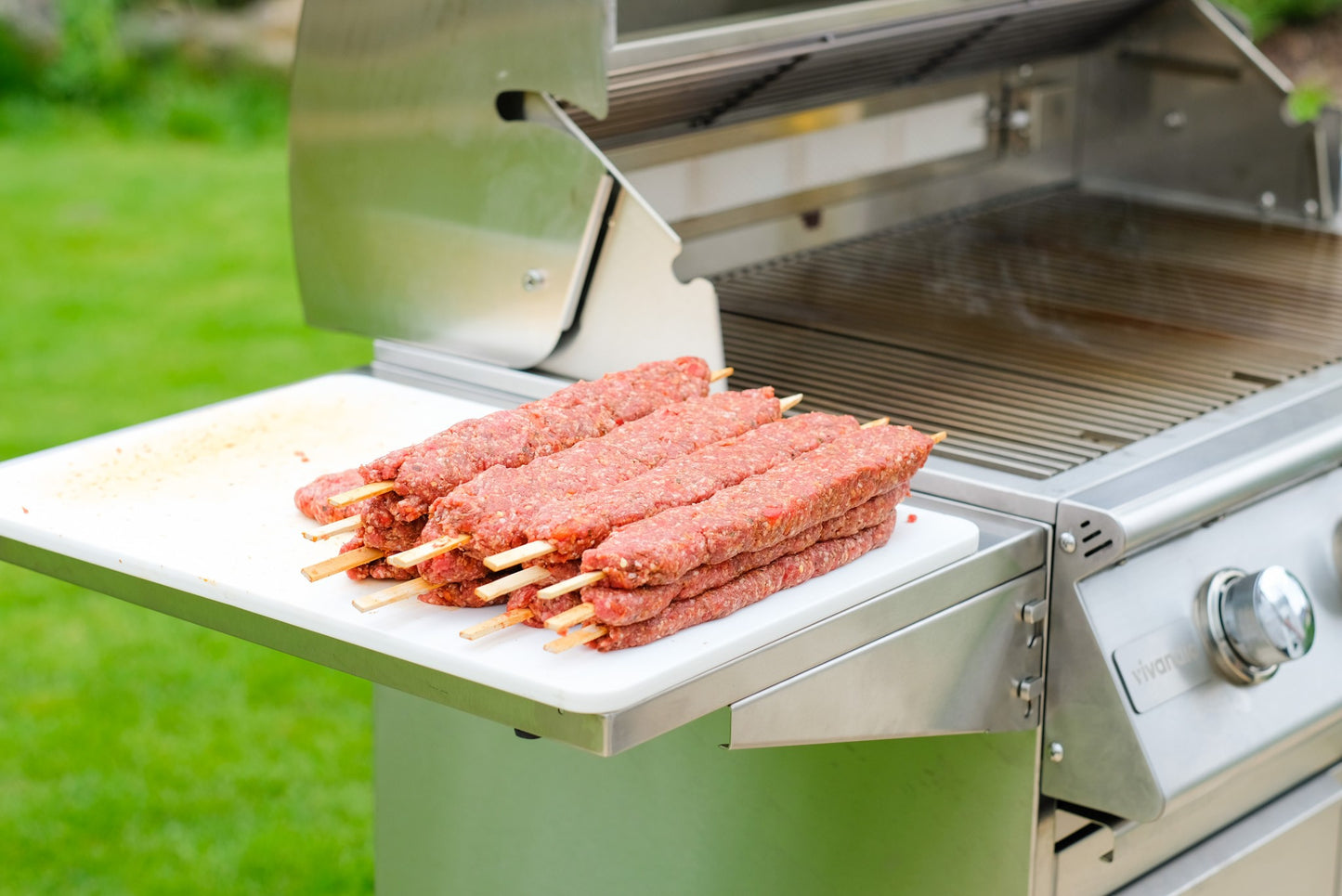 Vivandio FyreX gasgrill i rustfrit stål: med skabe, hjul og sideborde