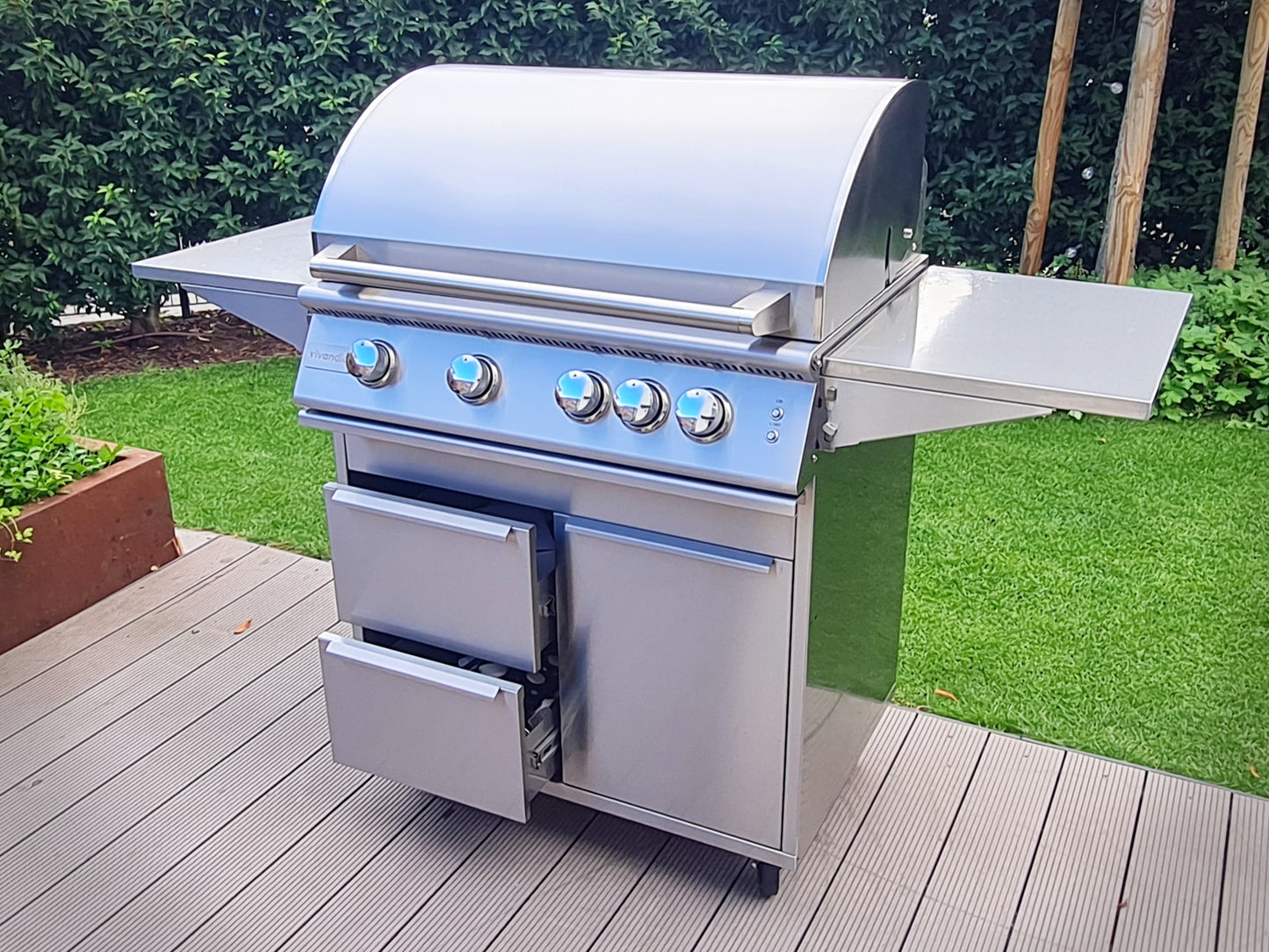 Vivandio FyreX gasgrill i rustfrit stål: med skabe, hjul og sideborde