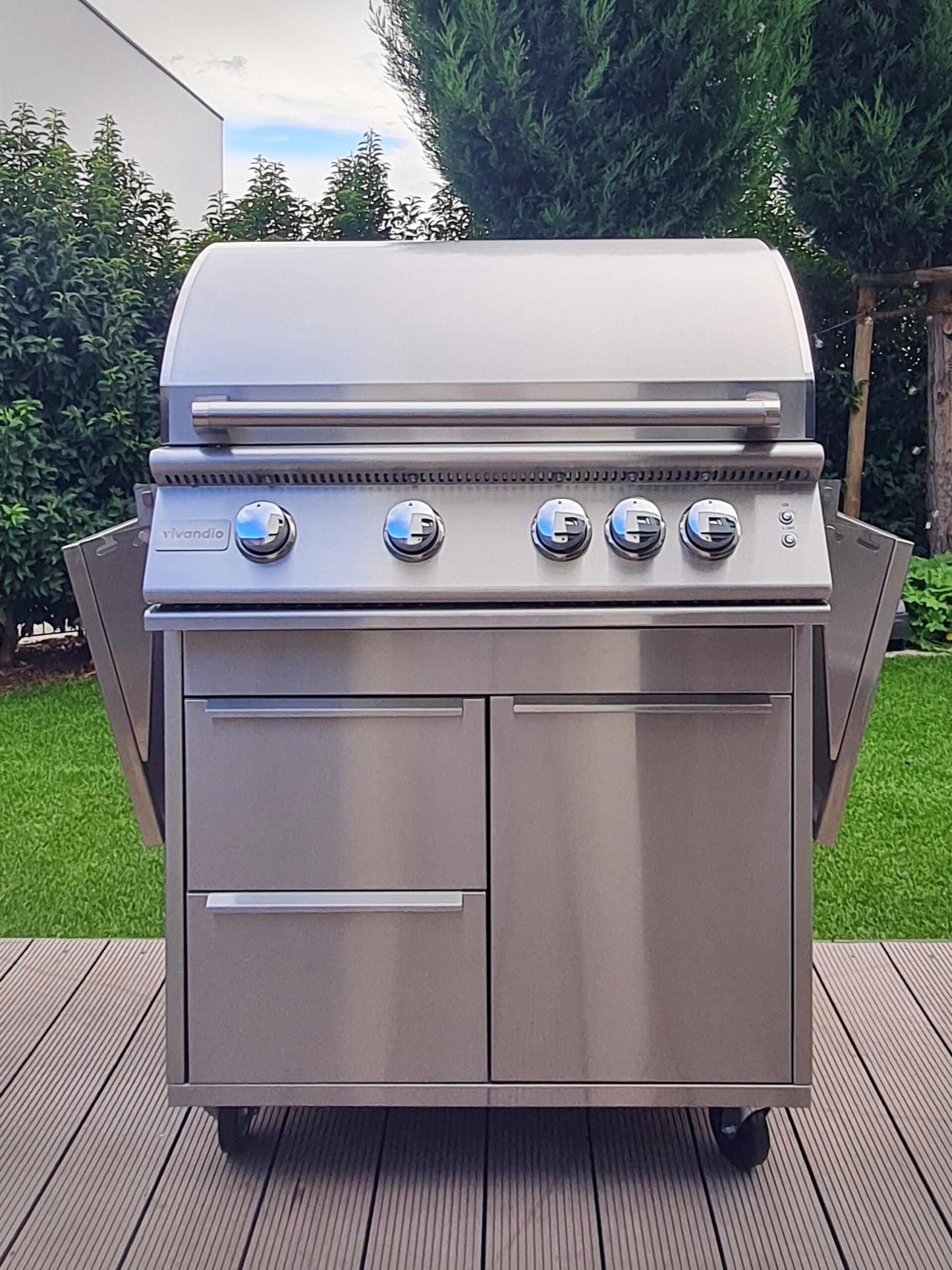 Vivandio FyreX gasgrill i rustfrit stål: med skabe, hjul og sideborde