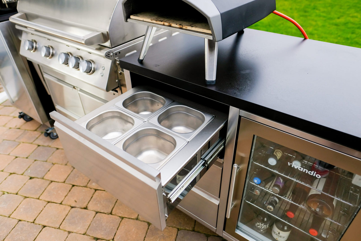 Mobilt udekøkken i rustfrit stål med kogeplade og opbevaring