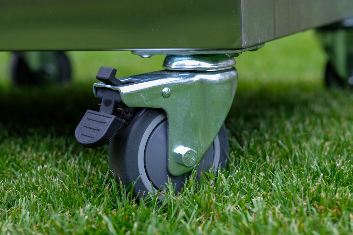 Vivandio FyreX gasgrill i rustfrit stål: med skabe, hjul og sideborde