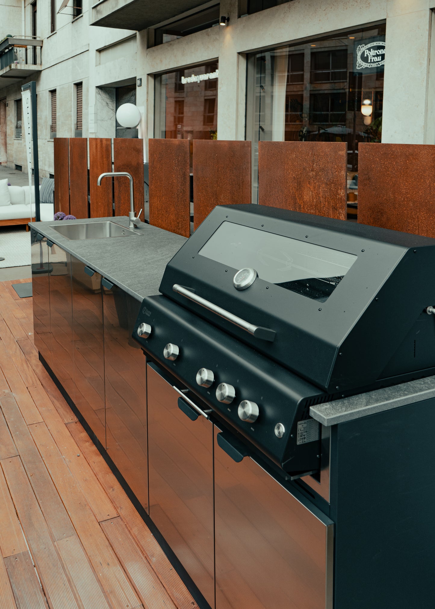 Porta Maggiore udekøkken med håndvask, skabe og indsats til gasgrill