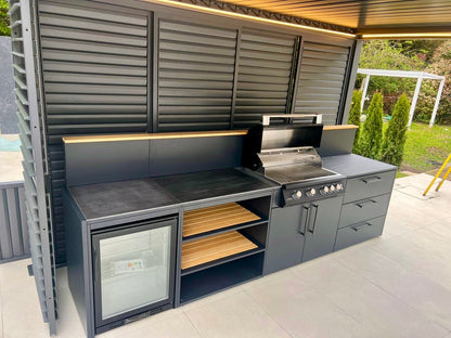 Sort udekøkken med køleskab og gasgrill