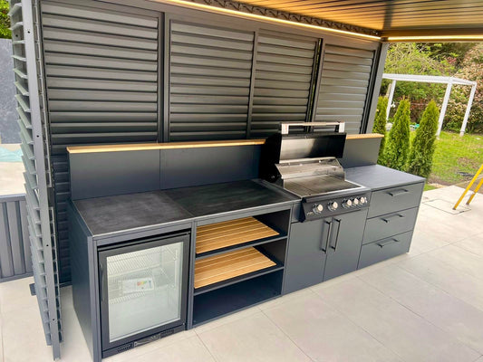 Sort udekøkken med køleskab og gasgrill