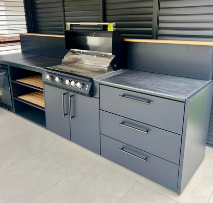 Sort udekøkken med køleskab og gasgrill