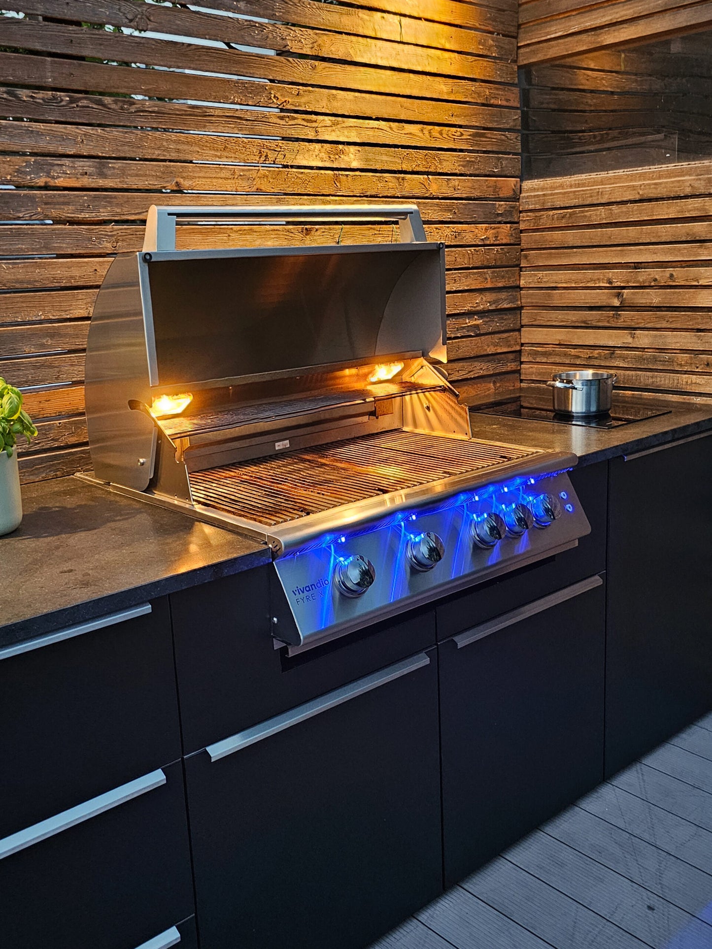 Elements 401: Stilfuldt udekøkken med gasgrill, køleskab og induktionskogeplade