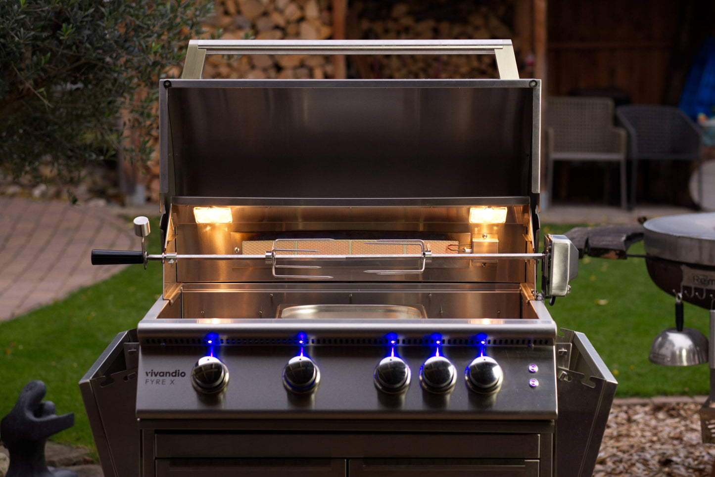 Vivandio FyreX gasgrill i rustfrit stål: med skabe, hjul og sideborde