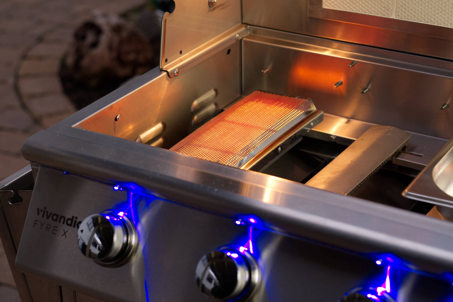Vivandio FyreX gasgrill i rustfrit stål: med skabe, hjul og sideborde