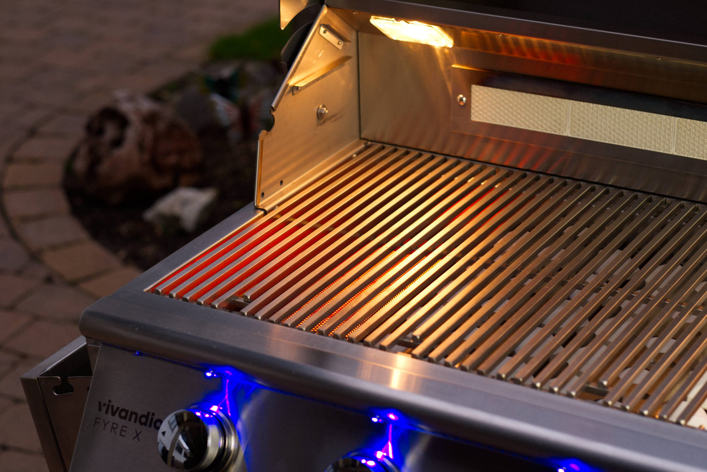 Vivandio FyreX gasgrill i rustfrit stål: med skabe, hjul og sideborde
