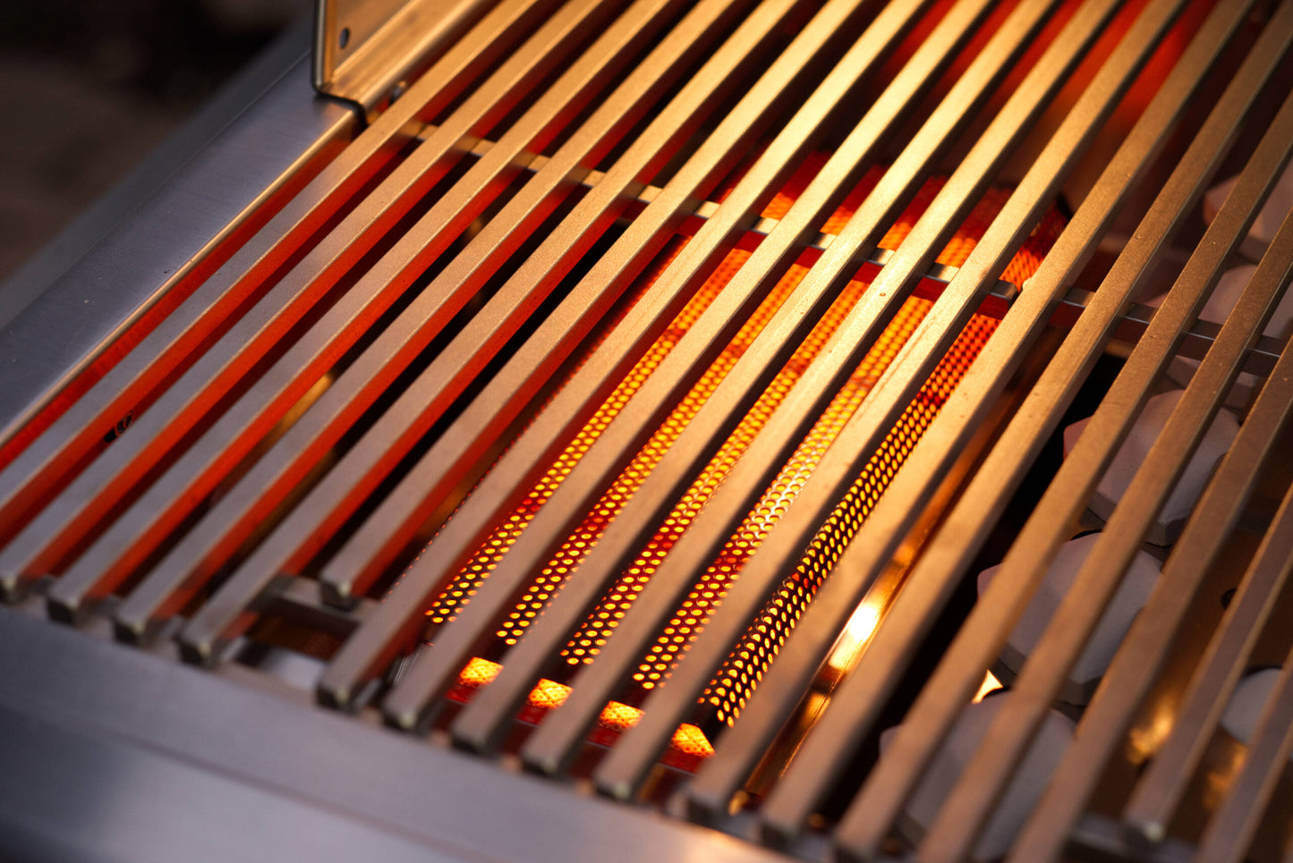 Vivandio FyreX gasgrill i rustfrit stål: med skabe, hjul og sideborde