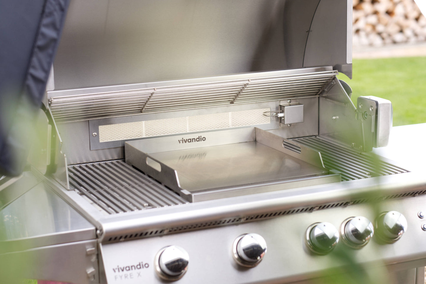 Vivandio FyreX gasgrill i rustfrit stål: med skabe, hjul og sideborde