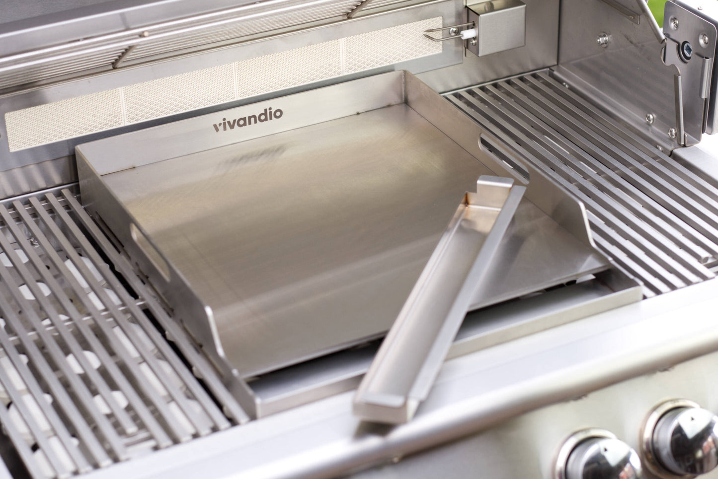 Vivandio FyreX gasgrill i rustfrit stål: med skabe, hjul og sideborde
