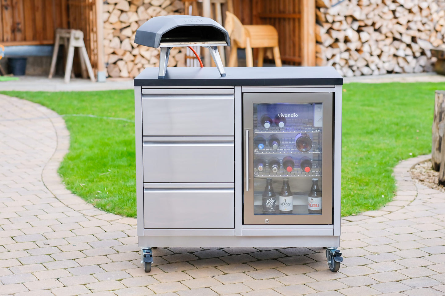 Udendørs cocktailstation i rustfrit stål med to køleskabe, keramisk bordplade, vask og masser af opbevaring