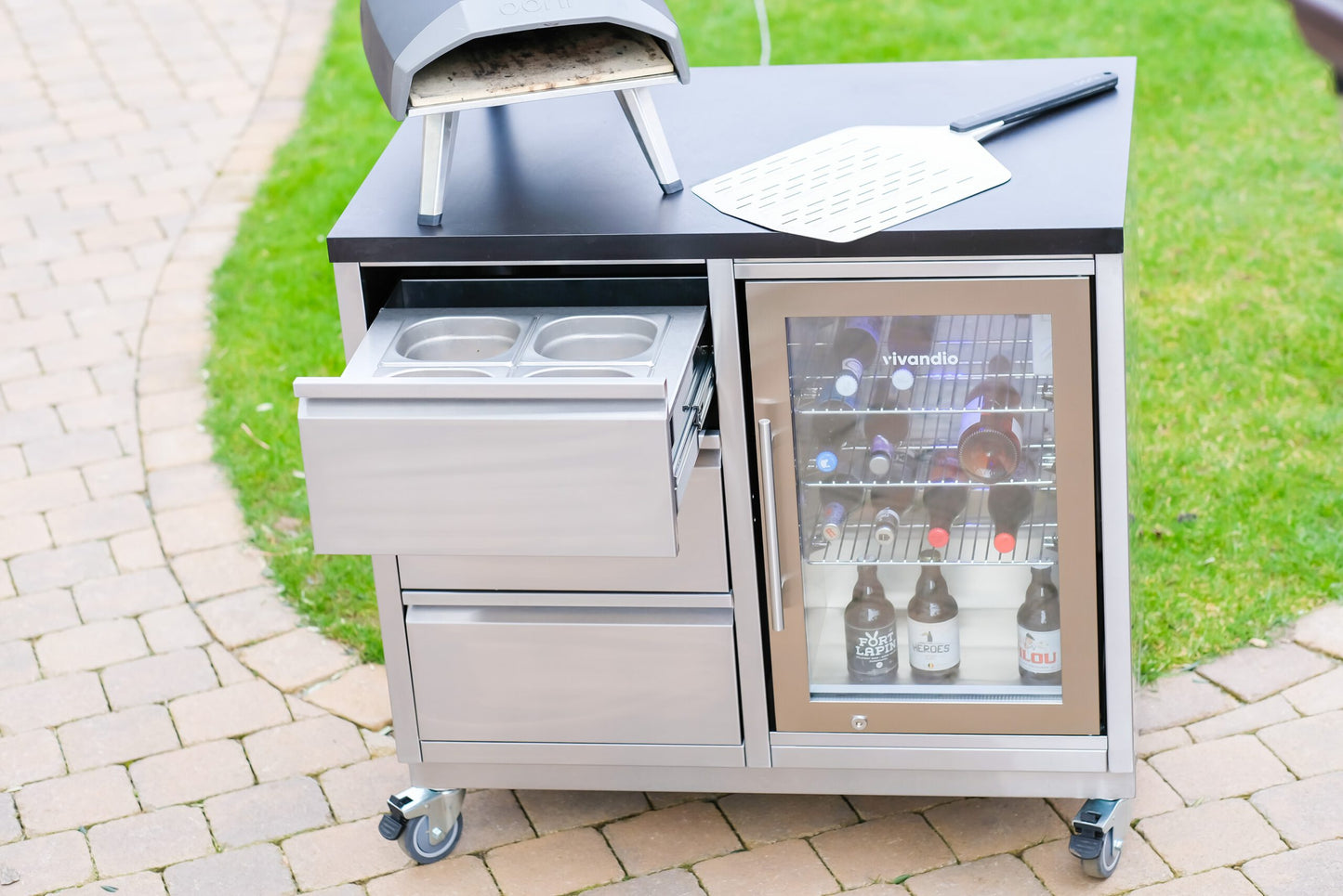 Udendørs cocktailstation i rustfrit stål med to køleskabe, keramisk bordplade, vask og masser af opbevaring