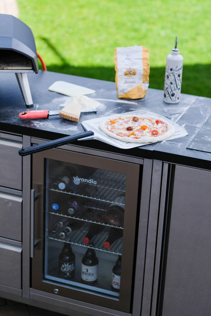 Udendørs pizzakøkken i rustfrit stål med køleskab, keramisk bordplade og god opbevaringsplads