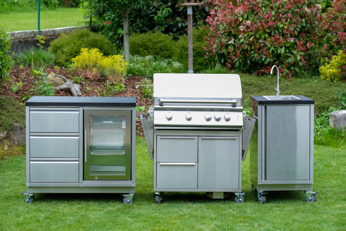 Vivandio FyreX gasgrill i rustfrit stål: med skabe, hjul og sideborde