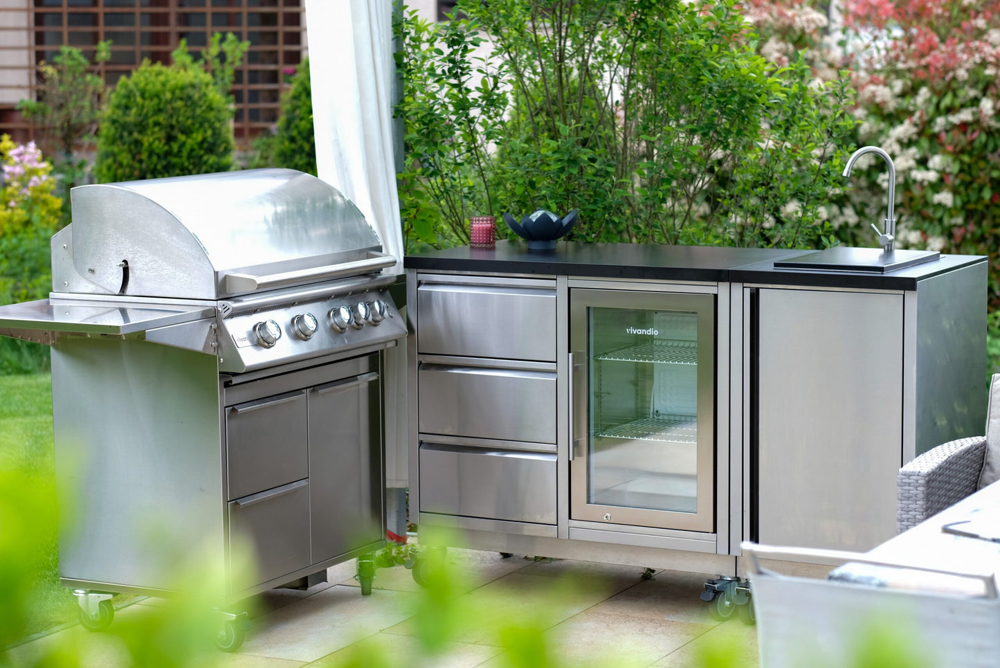 Vivandio FyreX gasgrill i rustfrit stål: med skabe, hjul og sideborde